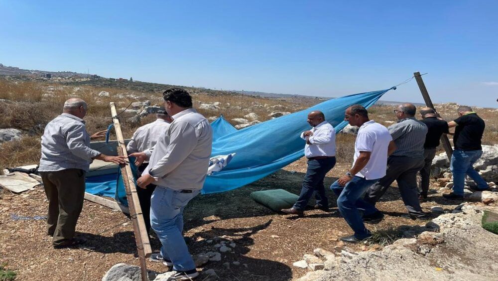 أهالي كفر اللبد يزيلون بؤرة استيطانية من أراضي البلدة شرق طولكرم