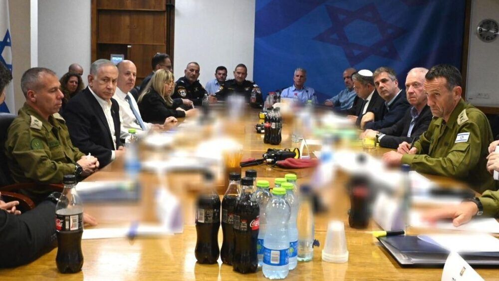 "إسرائيل" تقرر تجميد خطوة التسهيلات للسلطة الفلسطينية والأخيرة تهدد