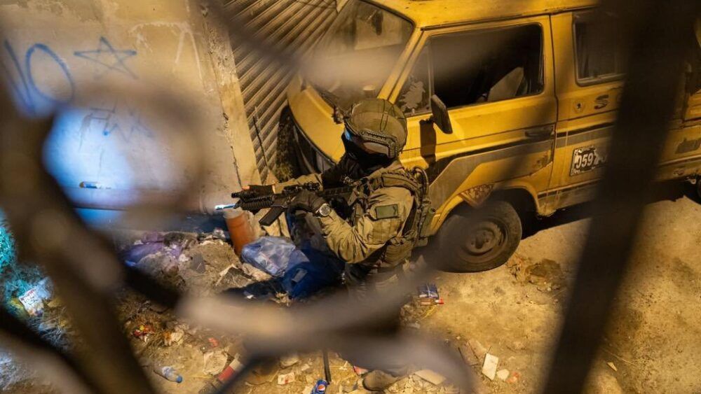 الاحتلال يعتقل 4 مواطنين من مناطق مختلفة من الضفة الغربية