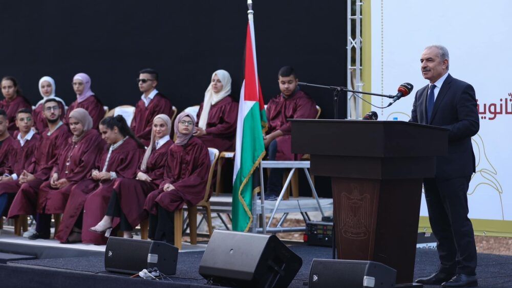 اشتية: الحكومة ملتزمة بكل اتفاق وقعته مع اتحاد المعلمين