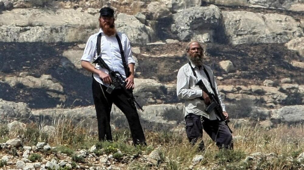 مستوطنون يقتحمون مدرسة شرق رام الله