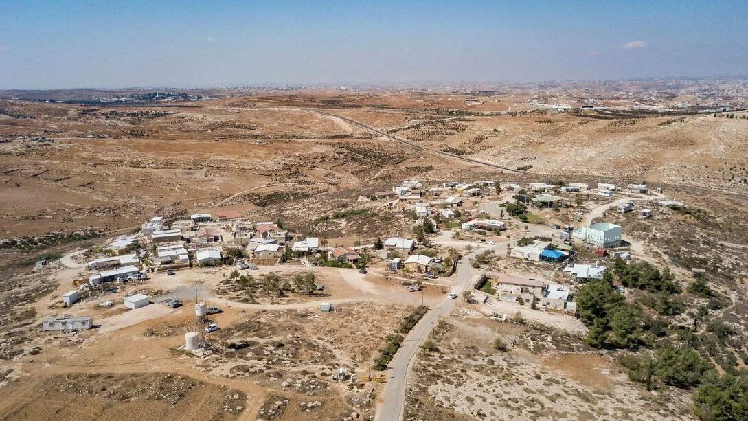 الاحتلال يبدأ بشرعنة وتوسيع بؤر استيطانية بالضفة