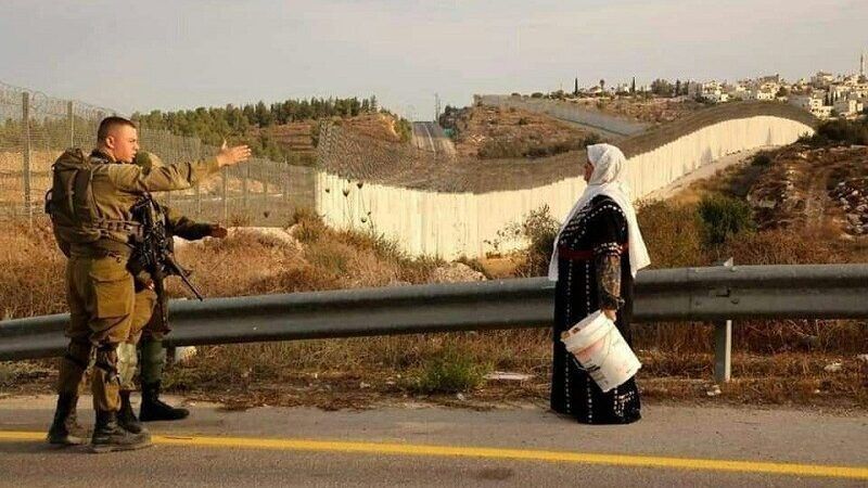 الاحتلال يمنع مزارعين من دخول أراضيهم في قلقيلية