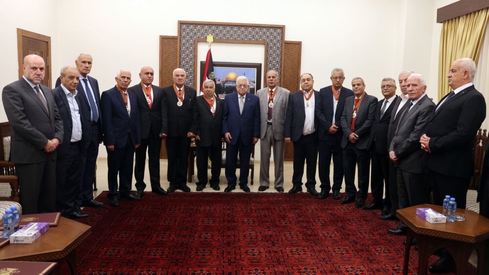 الرئيس عباس يكرم محافظي الضفة وغزة الذين أحيلوا للتقاعد