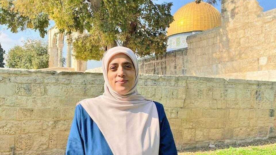 الاحتلال يمنع المرابطة المقدسية خديجة خويص من السفر