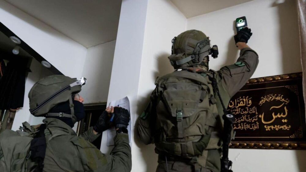 الاحتلال يأخذ قياسات منزلي منفذي عملية الخليل