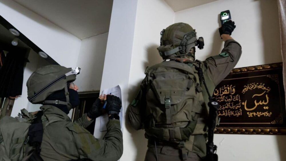 الاحتلال يأخذ قياسات منزل عائلة شاب متهم بتنفيذ عملية حوارة