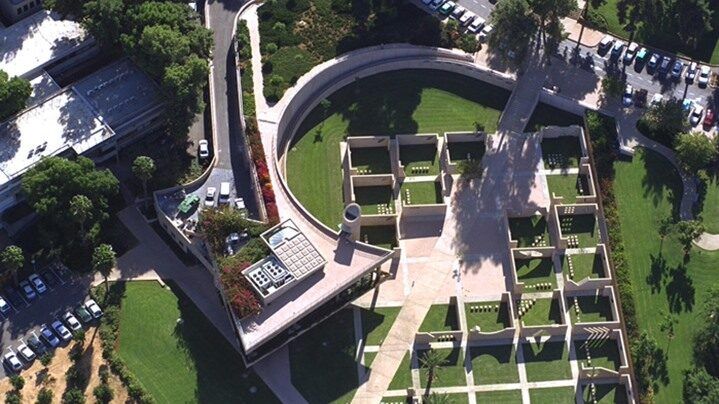 هل هناك جامعات حزبية؟!