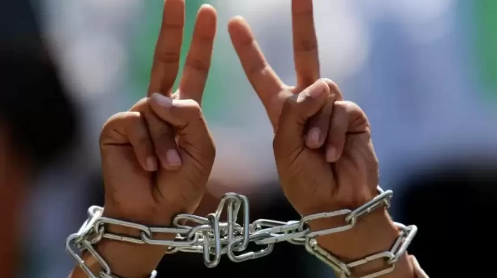 13 أسيرًا يواصلون إضرابهم المفتوح عن الطعام