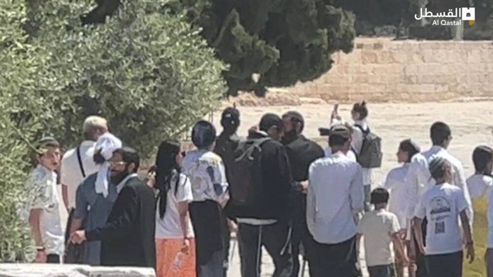 عشرات المستوطنين يقتحمون "الأقصى"