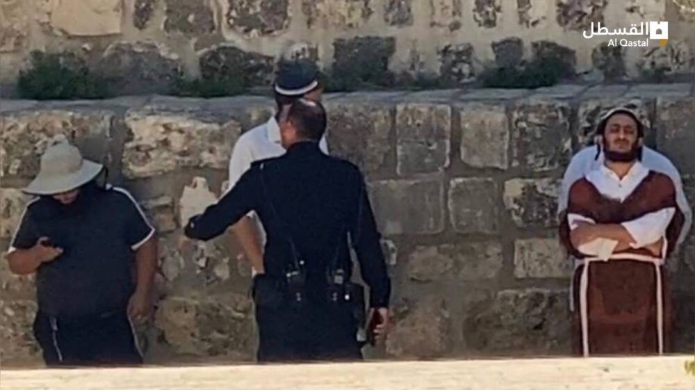 مستوطنون يقتحمون باحات "الأقصى" بحماية قوات الاحتلال