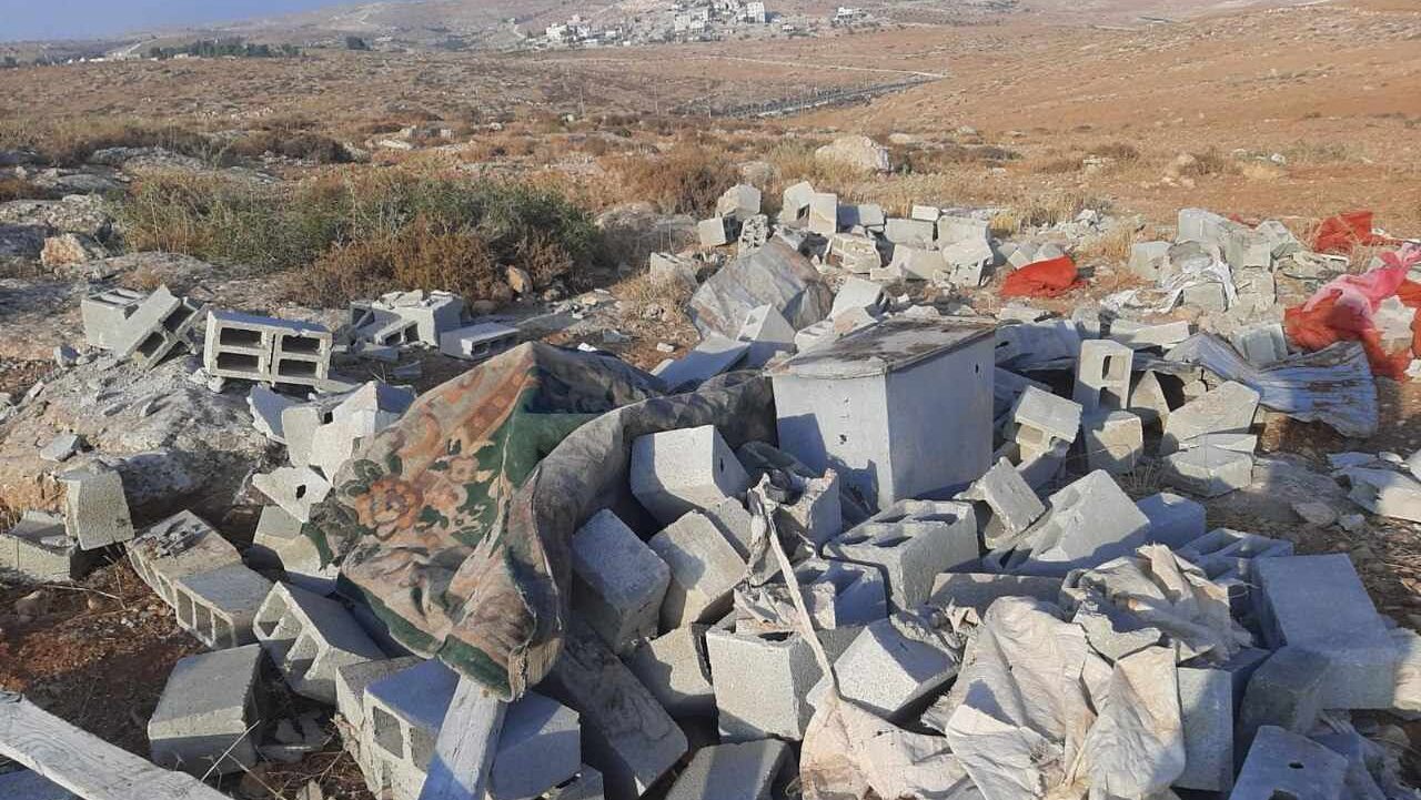 مستوطنون يهدمون غرفة سكنية بمسافر يطا