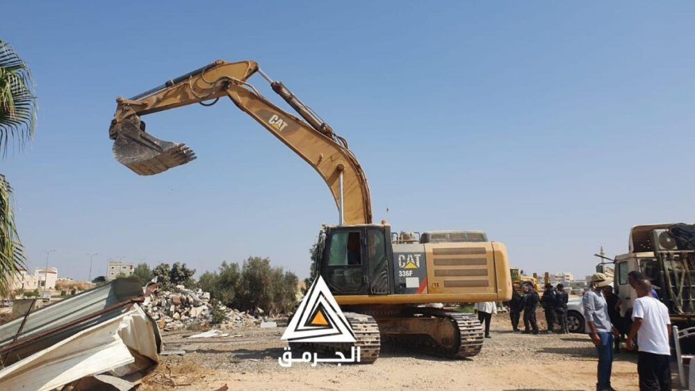 سلطات الاحتلال تجبر عائلة فلسطينية على هدم منزلها في مدينة رهط