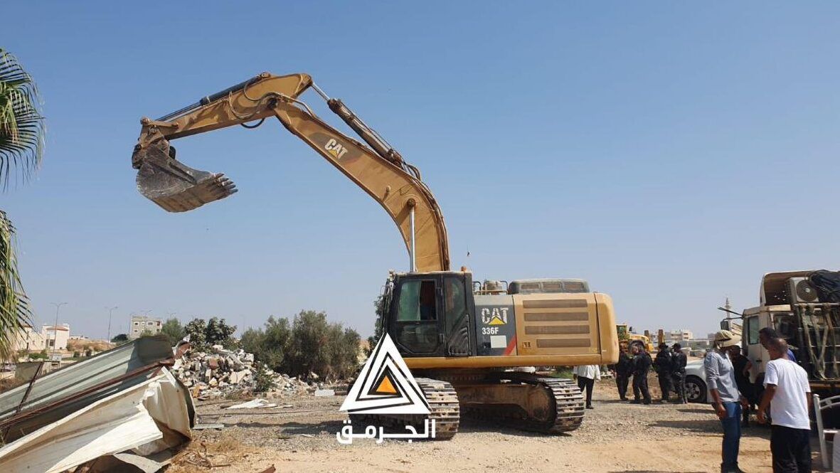 سلطات الاحتلال تجبر عائلة فلسطينية على هدم منزلها في مدينة رهط