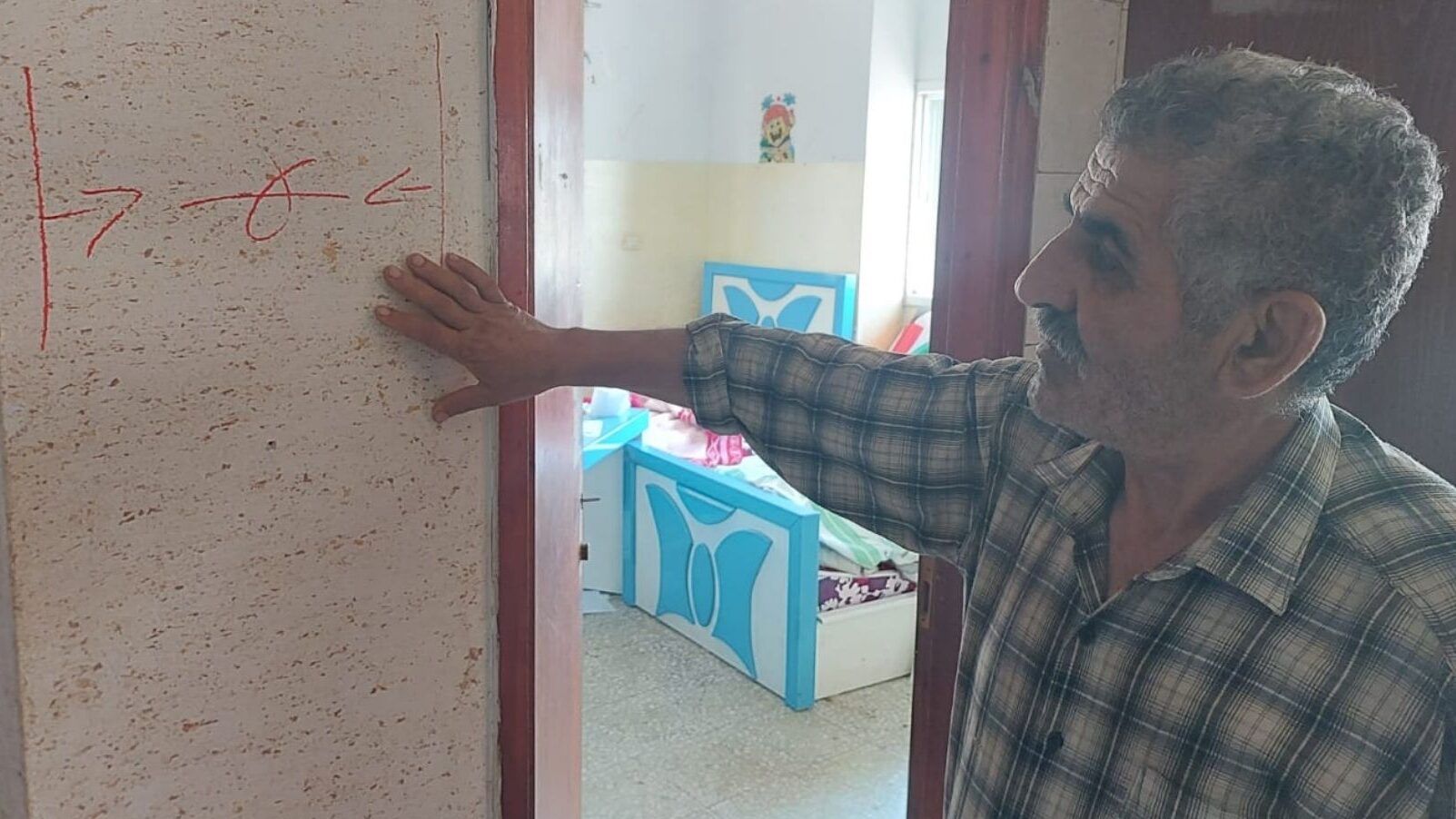 الاحتلال يأخذ قياسات منزل عائلة شاب متهم بتنفيذ عملية حوارة