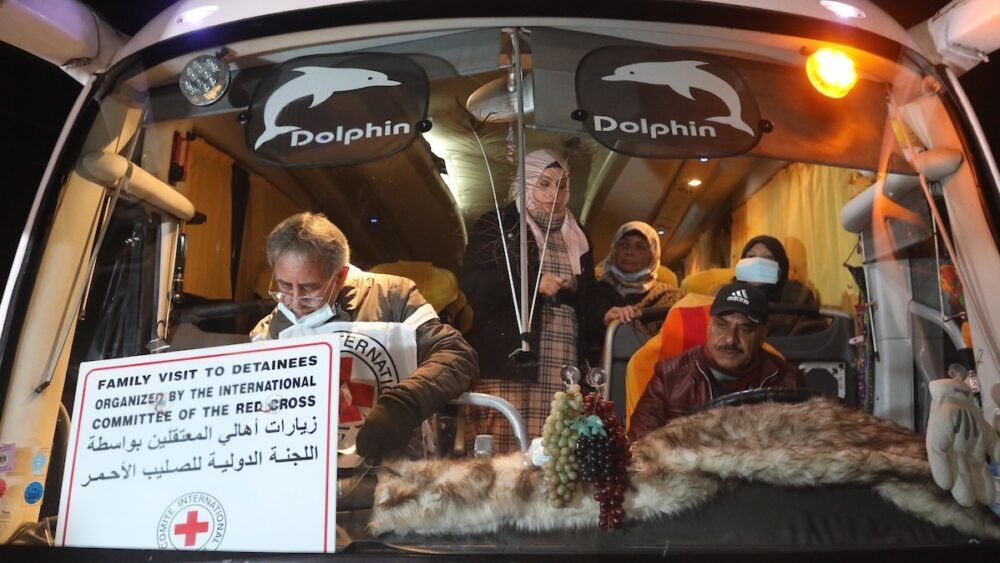 44 مواطناً من ذوي أسرى غزة يزورون أبناءهم في "نفحة"