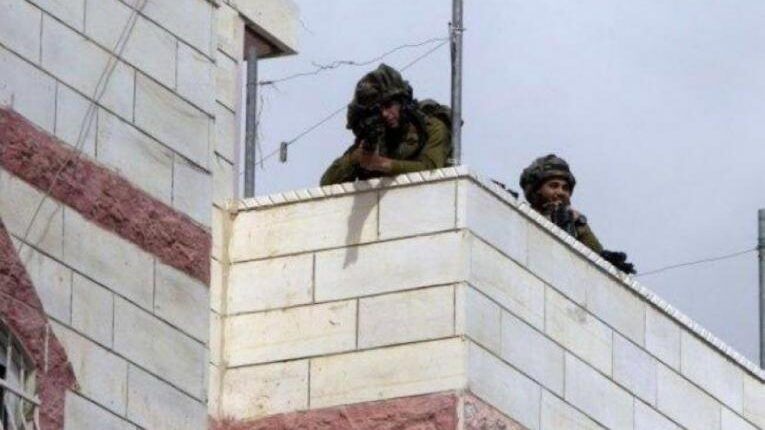 الاحتلال يحوّل منزلاً لنقطة عسكرية في جلبون