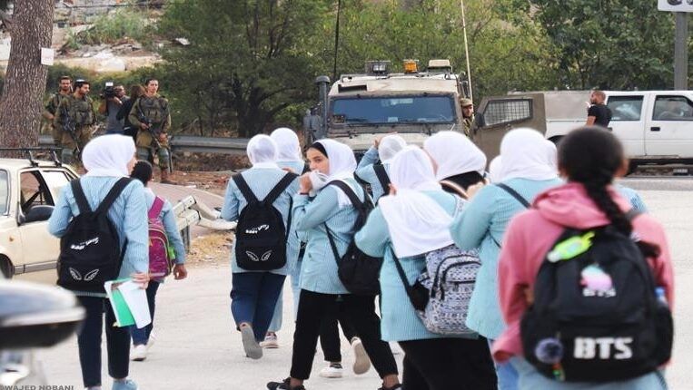 إصابات بالاختناق في صفوف الطلبة خلال اقتحام الاحتلال بلدة عناتا