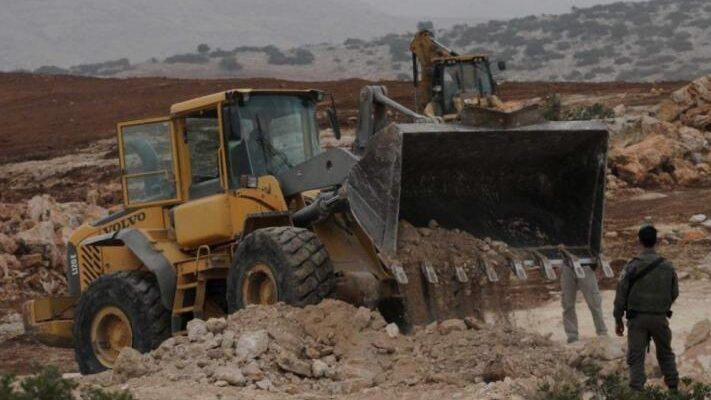 الاحتلال يجرف 40 دونما من أراضي كفر الديك ويقتلع 300 شجرة