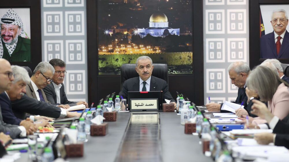 اشتية: نطالب مجلس حقوق الإنسان والصليب الأحمر بالتحرك لوقف انتهاكات الاحتلال بحق الأسرى