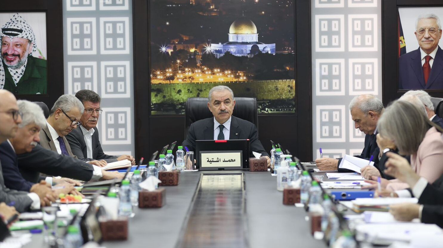 اشتية: نطالب مجلس حقوق الإنسان والصليب الأحمر بالتحرك لوقف انتهاكات الاحتلال بحق الأسرى