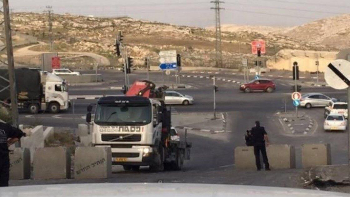 الاحتلال يغلق مدخل قرية خلة الميّة شرق يطا جنوب الخليل