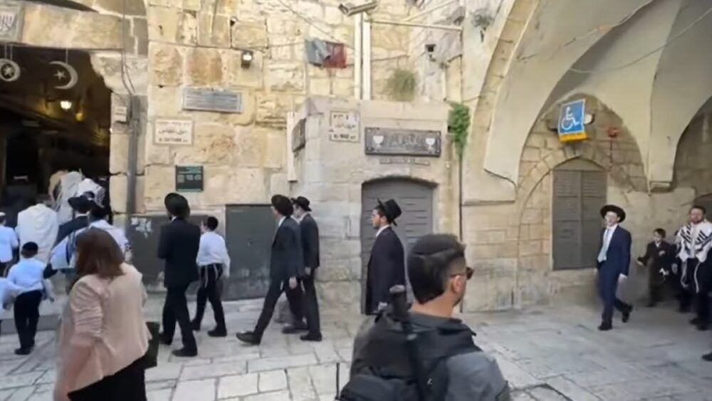 مستوطنون يؤدون طقوسا تلمودية في البلدة القديمة من مدينة القدس