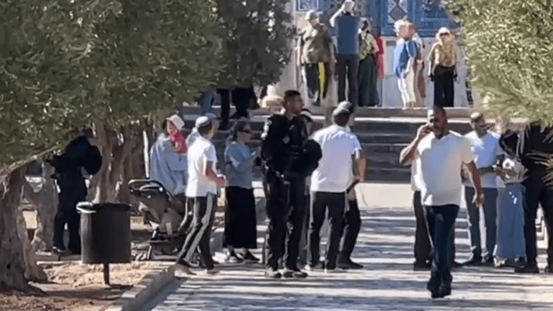 عشرات المستوطنين يقتحمون الأقصى وسط اجراءات مشددة