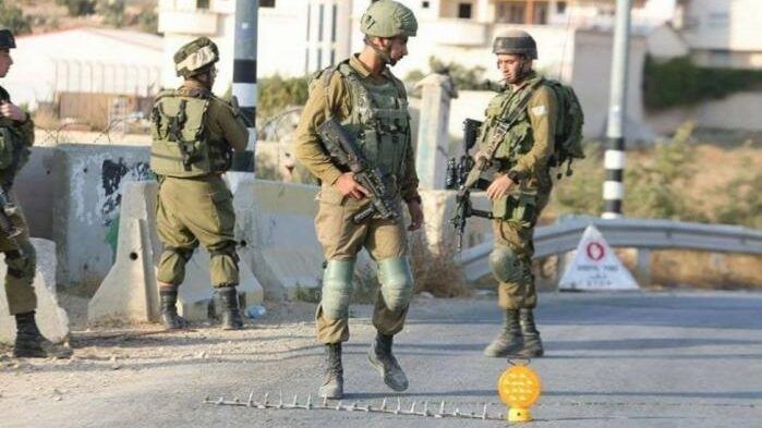 قوات الاحتلال تعتقل شابين من جنين على حاجز عسكري