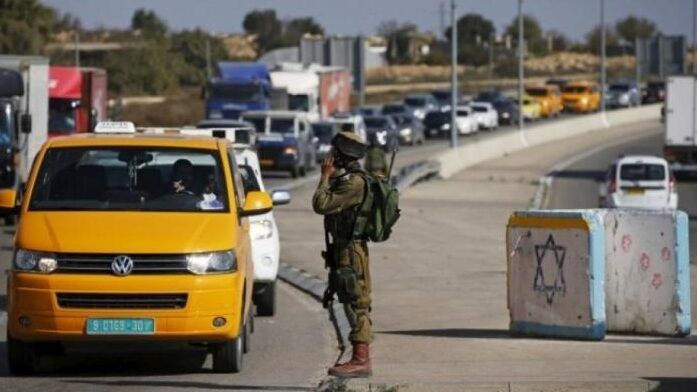 الاحتلال يعيق تنقل المواطنين على الطريق الواصل بين جنين ونابلس