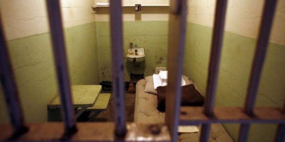 تطويع الإلهام في زنزانة الأسير