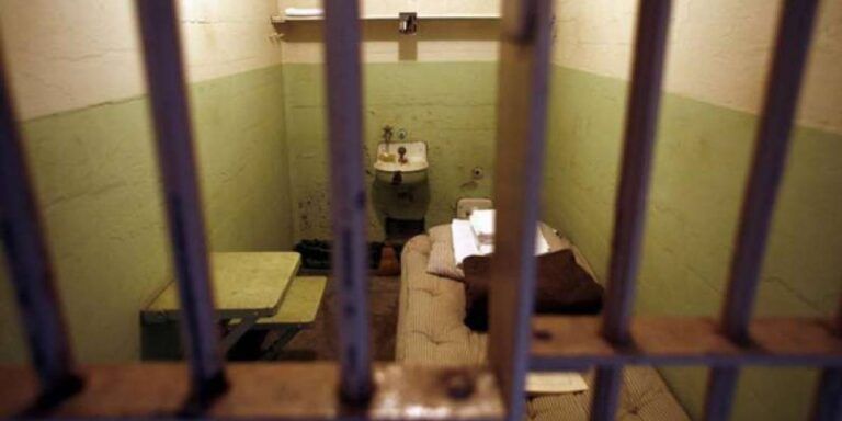 تطويع الإلهام في زنزانة الأسير