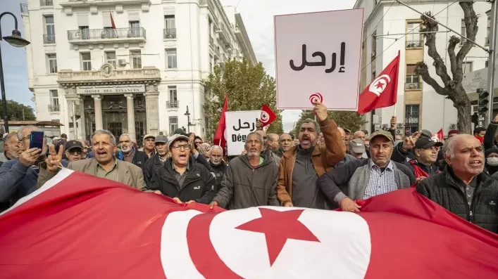 قاض تونسي يصدر “أوامر اعتقال دولية” بحق شخصيات سياسية بارزة.. من بينهم نجل الغنوشي