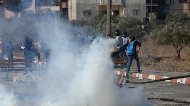 إصابات بالاختناق في صفوف الطلبة خلال اقتحام الاحتلال بلدة عناتا