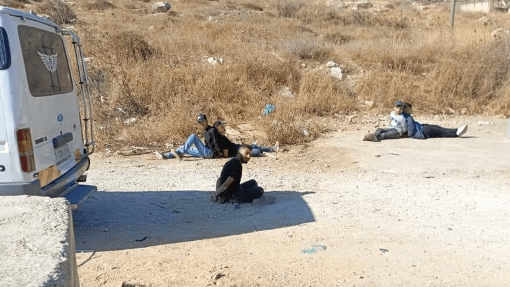 الاحتلال يعتقل 5 شبان على حاجز بيت فوريك شرق نابلس