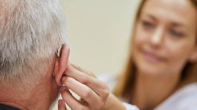 أجهزة السمع تقلل احتمالية الإصابة بالخرف بنسبة 50%