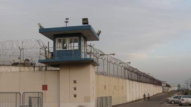 45 يوماً على إضراب المعتقلين الفسفوس وخلوف ضد اعتقالهما الإداريّ وسط مخاوف على حياتهما