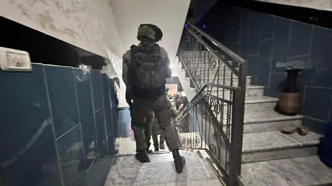 الاحتلال يقتحم بلدة بيتا المحاصرة ويداهم عشرات المنازل