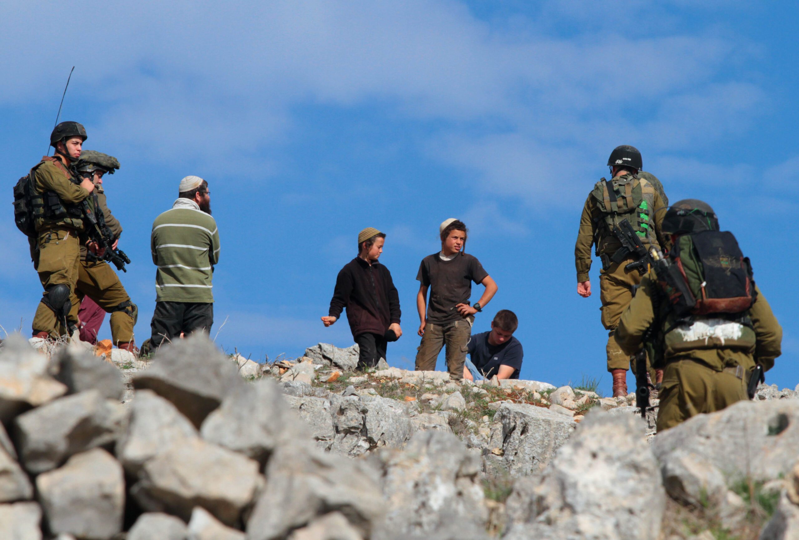 مستوطنون يعتدون على رعاة الأغنام في المغير شرق رام الله