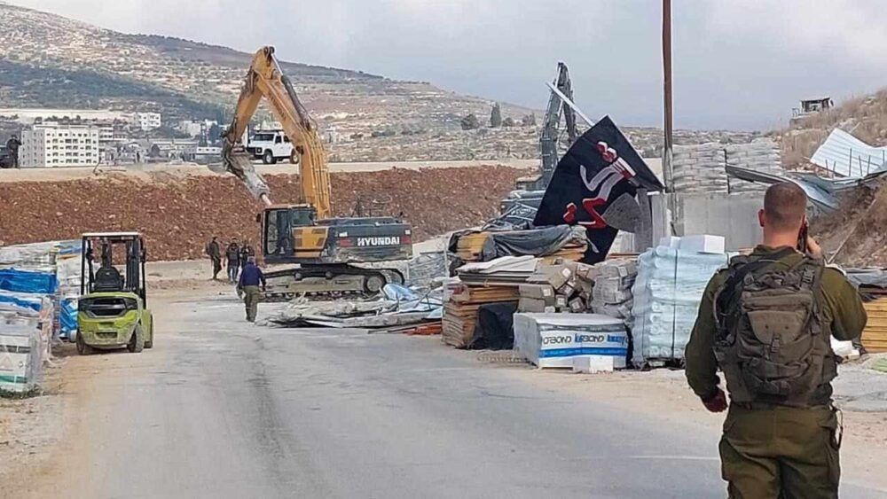الاحتلال يهدم منشأة لبيع مواد البناء في بيتا جنوب نابلس