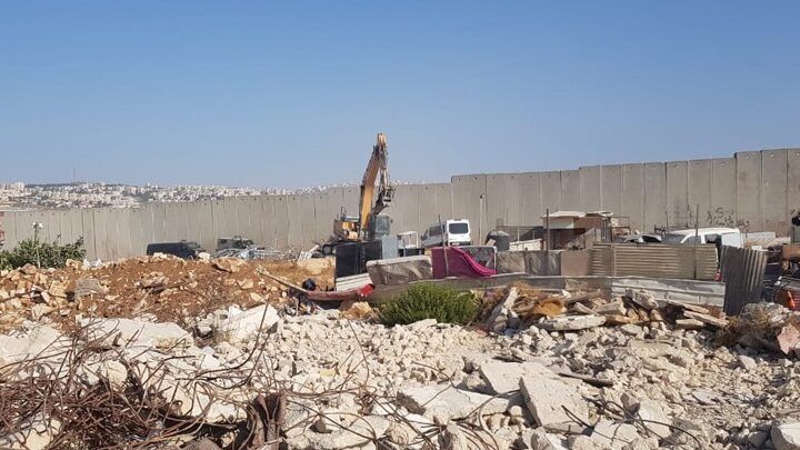 الاحتلال يهدم 12 منشأة تجارية وسكنية شرق القدس