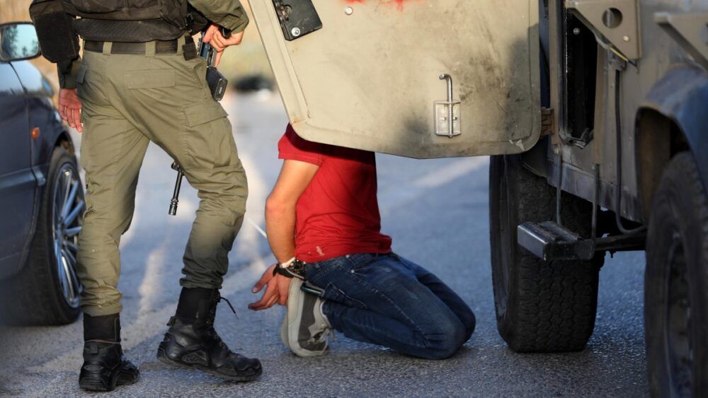 الاحتلال يعتقل أربعة شبان ويسرق مبلغا مالياً في قلقيلية