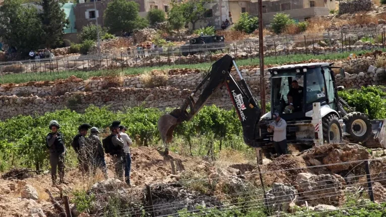الاحتلال يجرف أساسات بركة لري المزروعات جنوب بيت لحم