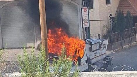 مسلحون يعتدون على مركبات جمع النفايات في الخليل