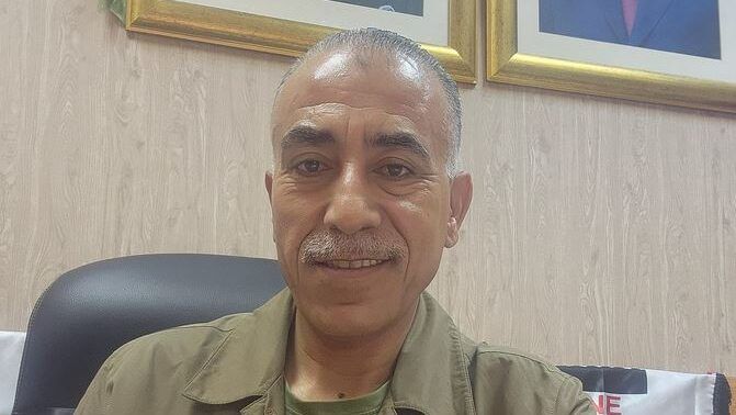 أسامة النجار متحديًا وزيرة الصحة: "أنا في مكتبي"