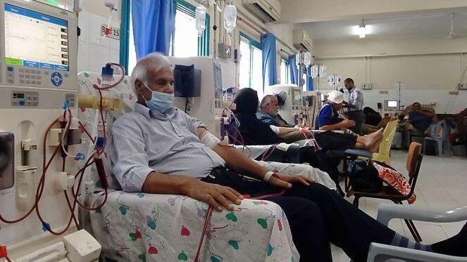 الصحة في غزة تحذر من توقف خدمات غسيل الكلى