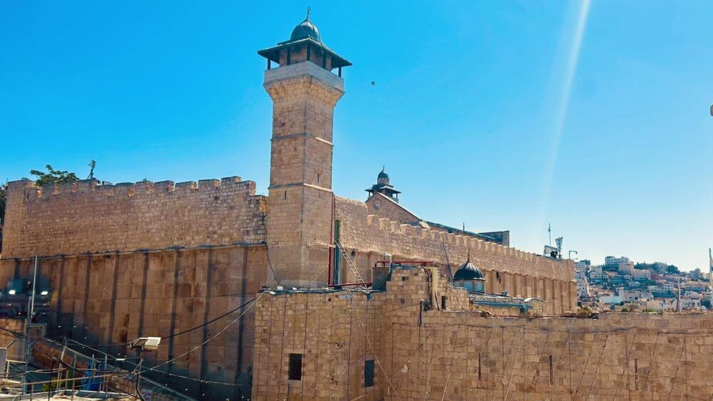 مستوطنون يؤدون طقوسا تلمودية بالحرم الإبراهيمي