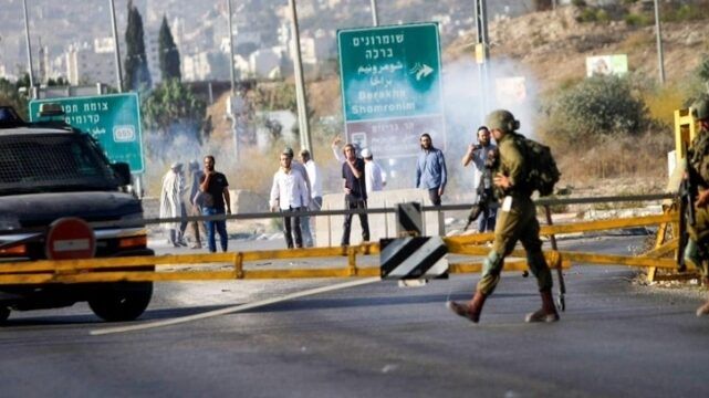 مستوطنون يغلقون الشارع الرابط بين القدس ورام الله