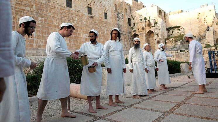 مستوطنون يؤدون طقوسًا تلمودية بالقدس المحتلة