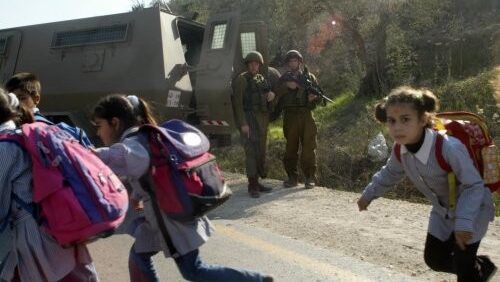 الاحتلال يستولي على كتب مدرسية من المنهاج الفلسطيني بالقدس